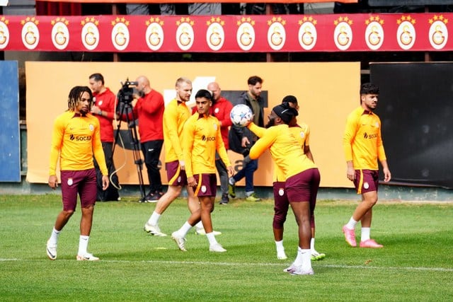 Galatasaray, UEFA Şampiyonlar Ligi A Grubu ikinci maçında deplasmanda İngiliz ekibi Manchester United ile oynayacağı maçın hazırlıklarını