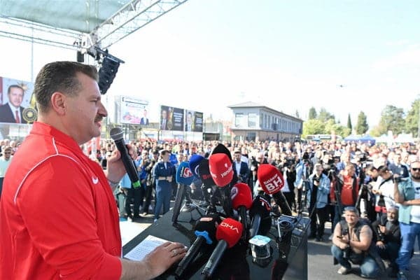 Balıkesir Büyükşehir Belediyesi, Ali Hikmet Paşa Spor Tesisleri’ni; tam donanımlı bir spor ve yaşam kompleksine dönüştürerek yeniden hizmete açtı. Şehrin spor yaşamına büyük katkı sunacak olan komplekste, geleceğin başarılı sporcuları en güzel imkânlarla yetişecek.