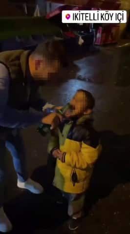 İstanbul’da bir grup sokakta çocuğa alkol içirip kayda almıştı. Polis ekipleri çocuğa alkol içiren şahsı yakaladı.