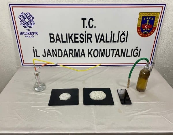 Jandarma ekipleri tarafından gerçekleştirilen çalışmalar neticesinde Bandırma'da uyuşturucu madde imalatı ve satışı gerçekleştirdiği tepit edilen bir kişi yakalandı.