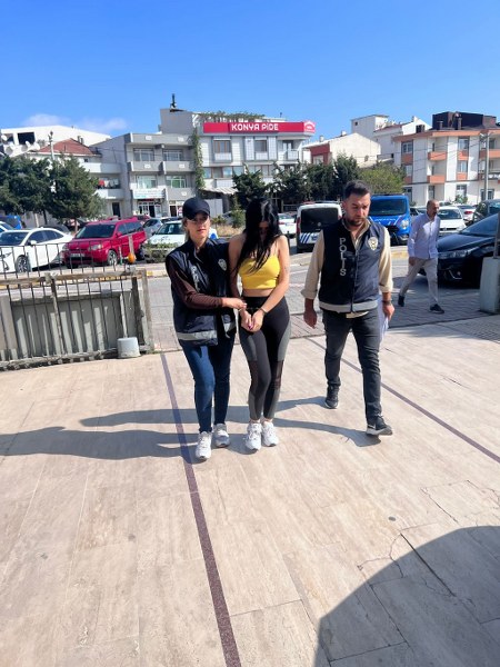 Balıkesir'in Bandırma ilçesinde, iddiaya göre aralarında alacak verecek davası olduğu iddiasıyla genç kadın, erkek arkadaşını aperatifçiden aldığı bıçakla yaralayarak olay yerinden kaçtı.