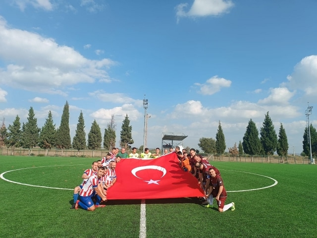 Saruhanlı 7 Eylül: 2 - Bandırma Gençlar Birliği Masterler: 4 Saruhanlı deplasmanına nağmağlup lider olarak giden Bandırma Gençler Birliği Masterler 2-1 geriye düştükleri müsabakadan 2-4 galip ayrılarak liderliğini korudu.