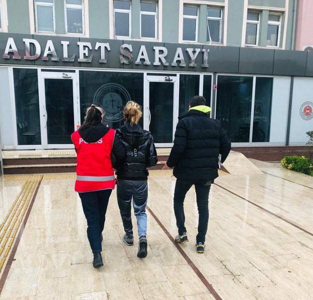 Bandırma'da fuhuş operasyonu. Paşabayır Mahallesinde bulunan bir apartta gerçekleştirilen baskında fuhuş yaptığı tespit edilen 2 kadın gözaltına alındı. Baskında fuhuş yaptığı tespit edilen 4 erkeğe ise toplamda 16 bin 540TL idari para cezası verildi.