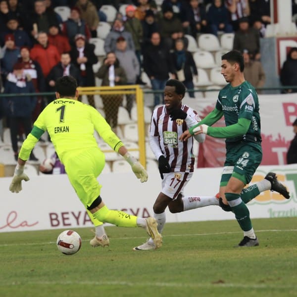 Trendyol 1.liginde mücadele eden Teksüt Bandırmaspor evinde konuk ettiği Giresunspor'u 6 - 0 yenerek sahadan galip ayrıldı.