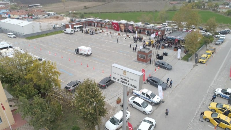 İlçelerde yetersiz ya da atıl durumda bulunan otobüs terminallerini bir bir yenileyerek modern, konforlu ve güvenli bir hale getiren Büyükşehir Belediye Başkanı Yücel Yılmaz göreve geldiği günden bu yana; 8 terminali yeniledi, 5 terminalde de yenileme çalışmalarına devam ediyor.