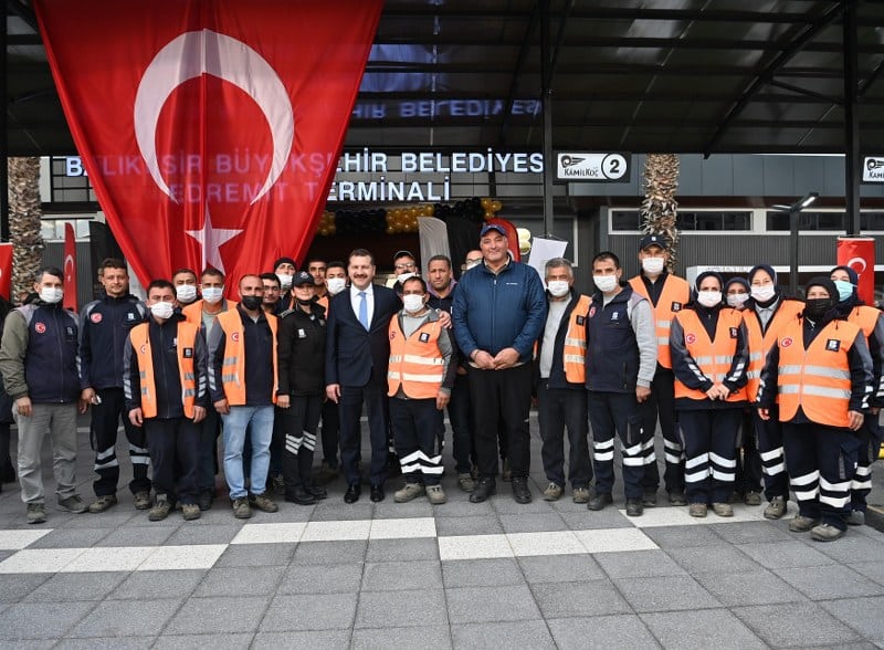 İlçelerde yetersiz ya da atıl durumda bulunan otobüs terminallerini bir bir yenileyerek modern, konforlu ve güvenli bir hale getiren Büyükşehir Belediye Başkanı Yücel Yılmaz göreve geldiği günden bu yana; 8 terminali yeniledi, 5 terminalde de yenileme çalışmalarına devam ediyor.
