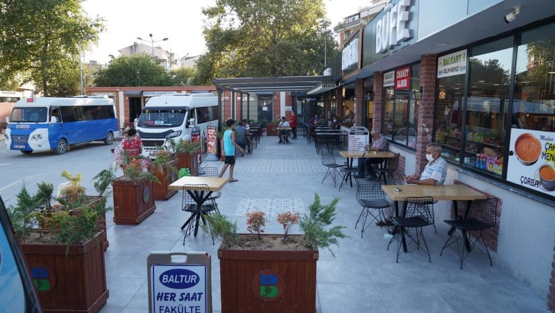 İlçelerde yetersiz ya da atıl durumda bulunan otobüs terminallerini bir bir yenileyerek modern, konforlu ve güvenli bir hale getiren Büyükşehir Belediye Başkanı Yücel Yılmaz göreve geldiği günden bu yana; 8 terminali yeniledi, 5 terminalde de yenileme çalışmalarına devam ediyor.