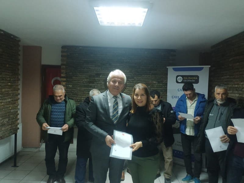 Susurluk'un Danaveli Mahallesinde 33 yıldır süren tapu sorunu çözüme kavuşturuldu. Mahalle sakinleri tapularını Belediye Başkanı Nurettin Güney'den aldı.