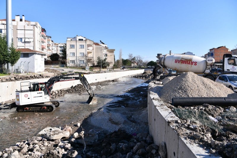 Balıkesir Büyükşehir Belediyesi, Çay Deresi 3. Etap ile yeni bir sosyal yaşam alanı şehre kazandırırken, Birleşmiş Milletler 75. Yıl Gençlik Merkezi’nin karşısındaki, Karesi Petrol Ofisi’ni de yıkıp, yeni yol güzergâhları açarak şehrin trafiğini rahatlatacak.