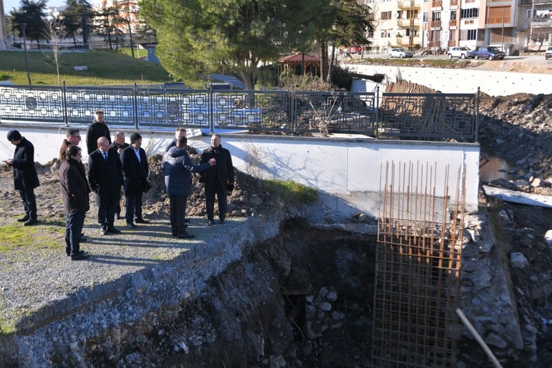  Balıkesir Büyükşehir Belediyesi, Çay Deresi 3. Etap ile yeni bir sosyal yaşam alanı şehre kazandırırken, Birleşmiş Milletler 75. Yıl Gençlik Merkezi’nin karşısındaki, Karesi Petrol Ofisi’ni de yıkıp, yeni yol güzergâhları açarak şehrin trafiğini rahatlatacak.
