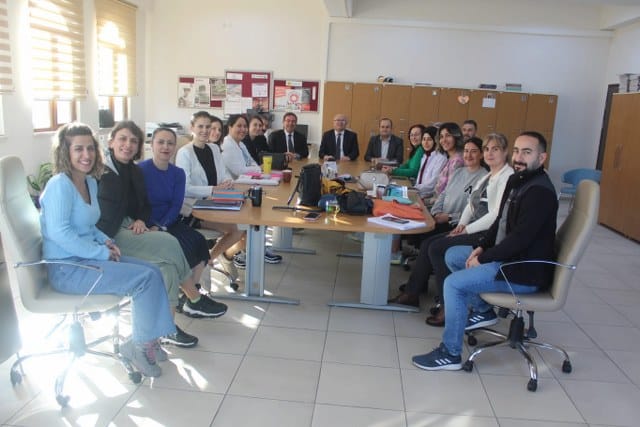 Susurluk Kaymakamı Muammer Köken, Susurluk Anadolu Lisesi öğretmen ve öğrencileri ile öğle yemeğinde bir araya geldi. Yemekte öğrenciler ile birlikte karavanadan yemek alarak birlikte öğle yemeğini yiyen Kaymakam Köken, Susurluk