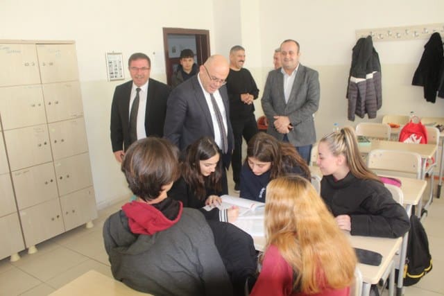 Susurluk Kaymakamı Muammer Köken, Susurluk Anadolu Lisesi öğretmen ve öğrencileri ile öğle yemeğinde bir araya geldi. Yemekte öğrenciler ile birlikte karavanadan yemek alarak birlikte öğle yemeğini yiyen Kaymakam Köken, Susurluk'ta öğrenci yemeklerinde iddialı olduklarını söyledi.