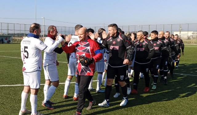 BND. G.BİRLİĞİ MASTERLER :2 GAZİEMİR MASTERLER :3 İki sezondur kendi sahasında yenilgi yüzü görmeyen Bnd. G.Birliği Masterler Gaziemir karşısında ilk mağlubiyetini aldı. 2 - 3
