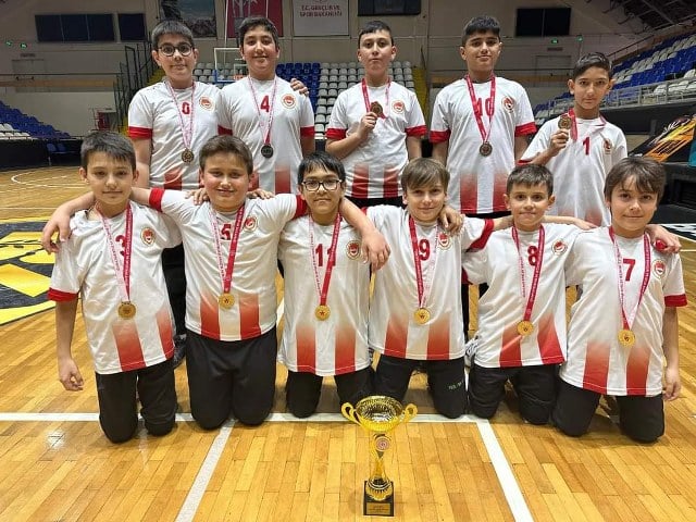 sporlarında Susurluk İmam Hatip Ortaokulu öğrencileri Balıkesir Şampiyonu oldular. Balıkesir Kurtdereli Spor Salonunda gerçekleştirilen müsabakalarda, Susurluk İmam Hatip Ortaokulu Küçük Erkekler Voleybol Takımı, yaptığı tüm karşılaşmaları kazanarak finale kaldı. Finalde Şamlı Şehit Mustafa Adışen Ortaokulu Küçük Erkekler Voleybol Takımı ile karşı karşıya geldi.