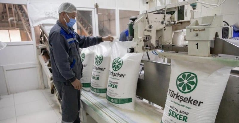 Susurluk Şeker Fabrikası’ndan edinilen bilgiye göre pastane, tatlıcı ve lokantalardan sonra bakkaliye toptancıları, bakkal ve marketler de şeker fabrikasından şeker almaya başladılar.