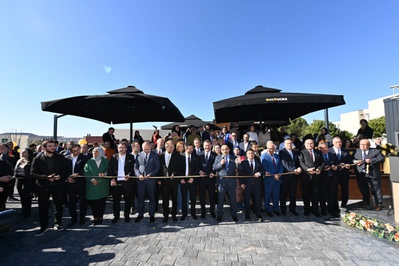 Balıkesir Büyükşehir Belediyesi tarafından öğrencilere uygun fiyatlı ve kaliteli ürünler sunmak amacıyla hayata geçirilen BalBucks, ikinci şubesini Balıkesir Üniversitesi Çağış Kampüsü