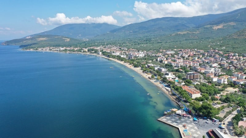 Balıkesir'in sahilleri, Türkiye'nin en temiz ve en güvenli plajları arasında yer alıyor. Balıkesir Büyükşehir Belediyesi, kararlılıkla sürdürdüğü çevre koruma ve plaj düzenleme çalışmaları sayesinde, Türkiye genelinde Mavi Bayrak sahibi olan belediyeler arasında zirveye oturmayı başardı.