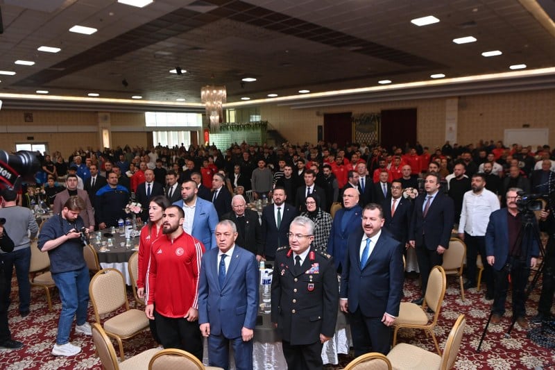 Balıkesir Büyükşehir Belediye Başkanı Yücel Yılmaz, "Amatörün geleceği, Büyükşehir’in desteği" temalı bir programda amatör spor kulüp yöneticileri, sporcular, antrenörler ve hakemlerle bir araya geldi. Balıkesir Valiliği ve Balıkesir Büyükşehir Belediyesi