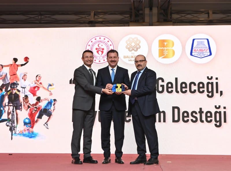 Balıkesir Büyükşehir Belediye Başkanı Yücel Yılmaz, "Amatörün geleceği, Büyükşehir’in desteği" temalı bir programda amatör spor kulüp yöneticileri, sporcular, antrenörler ve hakemlerle bir araya geldi. Balıkesir Valiliği ve Balıkesir Büyükşehir Belediyesi'nin ev sahipliğinde düzenlenen törende, başarılı sporculara plaket ve ahde vefa ödülleri takdim edildi.