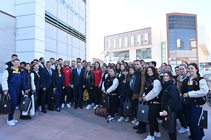 Balıkesir Büyükşehir Belediye Başkanı Yücel Yılmaz, "Amatörün geleceği, Büyükşehir’in desteği" temalı bir programda amatör spor kulüp yöneticileri, sporcular, antrenörler ve hakemlerle bir araya geldi. Balıkesir Valiliği ve Balıkesir Büyükşehir Belediyesi