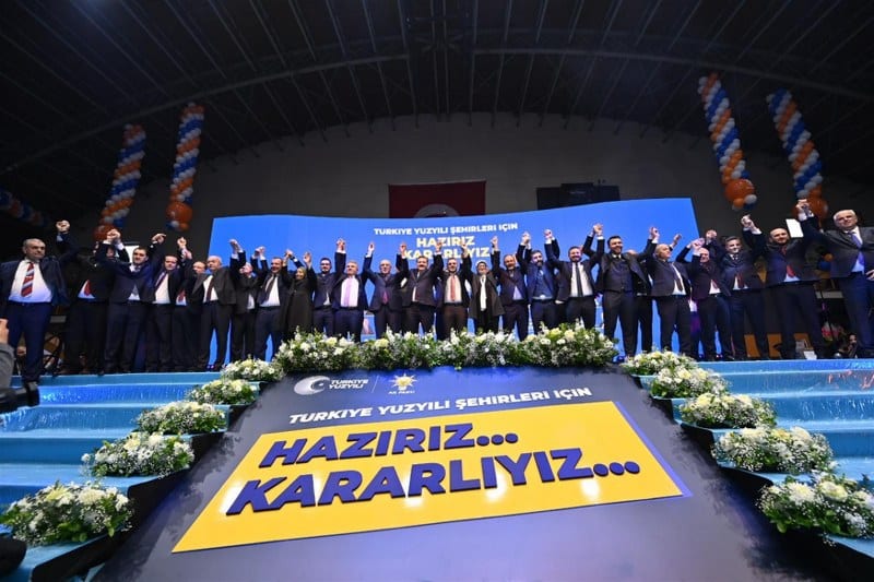 Cumhurbaşkanımız AK Parti Genel Başkanı Recep Tayyip Erdoğan’ın 1994 yılında yaktığı meşale; ışığıyla, ateşiyle, enerjisiyle tüm Türkiye’de olduğu gibi Balıkesir’de de dört bucağa yayıldı. İşte O meşaleyi Balıkesir’de gururla dalgalandıracak 20 ilçenin AK Partili belediye başkan adayları vatandaşın karşısına çıkıp “Türkiye Yüzyılı Şehirleri İçin Hazırız, Kararlıyız” mesajı verdi.