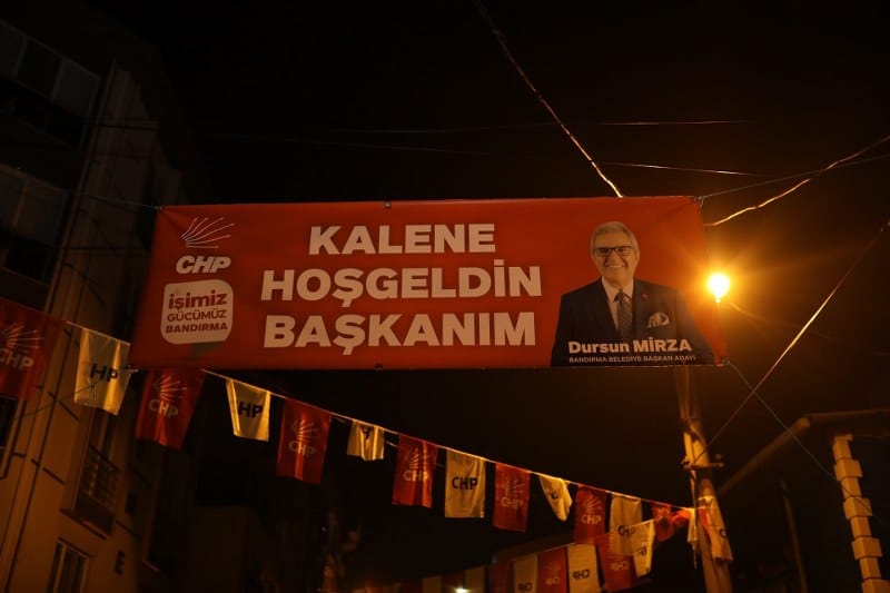 CHP Bandırma Belediye Başkan Adayı Dursun Mirza, Romanların yoğun yaşadığı Paşamescit Mahallesi’nde gövde gösterisi yaptı. Mahallelinin yoğun ilgisi nedeniyle miting alanına zorlukla ulaşan Mirza, “Siz beni seviyorsunuz biliyorum ama beni sizi daha çok seviyorum” diye seslendi.