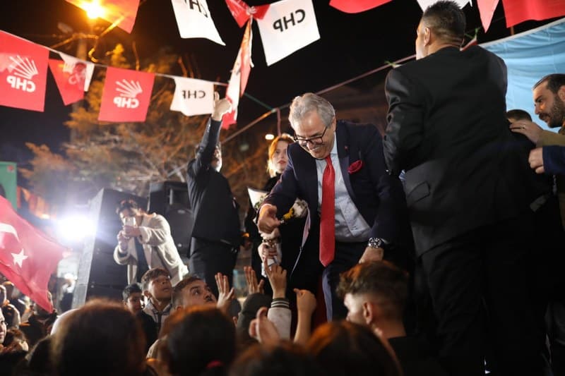 CHP Bandırma Belediye Başkan Adayı Dursun Mirza, Romanların yoğun yaşadığı Paşamescit Mahallesi’nde gövde gösterisi yaptı. Mahallelinin yoğun ilgisi nedeniyle miting alanına zorlukla ulaşan Mirza, “Siz beni seviyorsunuz biliyorum ama beni sizi daha çok seviyorum” diye seslendi.