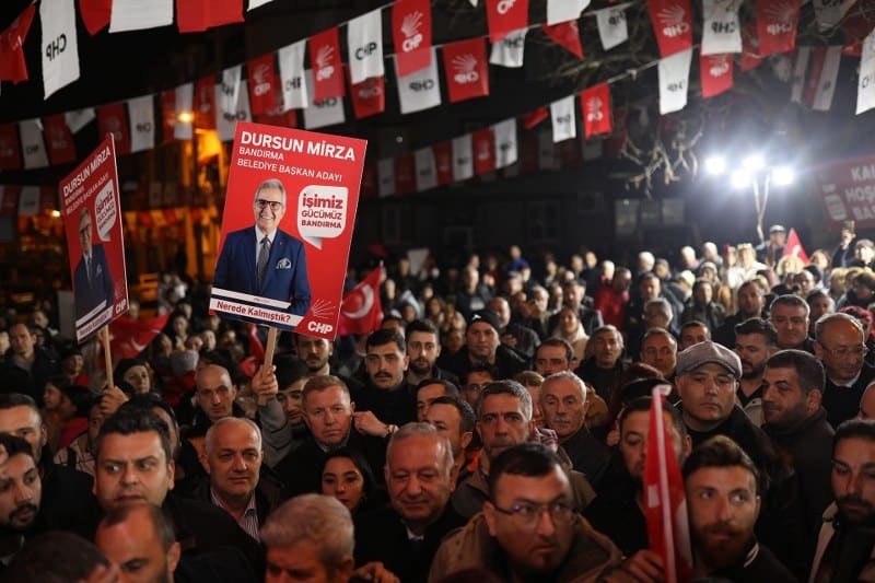 CHP Bandırma Belediye Başkan Adayı Dursun Mirza, Romanların yoğun yaşadığı Paşamescit Mahallesi’nde gövde gösterisi yaptı. Mahallelinin yoğun ilgisi nedeniyle miting alanına zorlukla ulaşan Mirza, “Siz beni seviyorsunuz biliyorum ama beni sizi daha çok seviyorum” diye seslendi.
