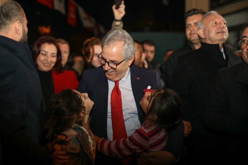 CHP Bandırma Belediye Başkan Adayı Dursun Mirza, Romanların yoğun yaşadığı Paşamescit Mahallesi’nde gövde gösterisi yaptı. Mahallelinin yoğun ilgisi nedeniyle miting alanına zorlukla ulaşan Mirza, “Siz beni seviyorsunuz biliyorum ama beni sizi daha çok seviyorum” diye seslendi.