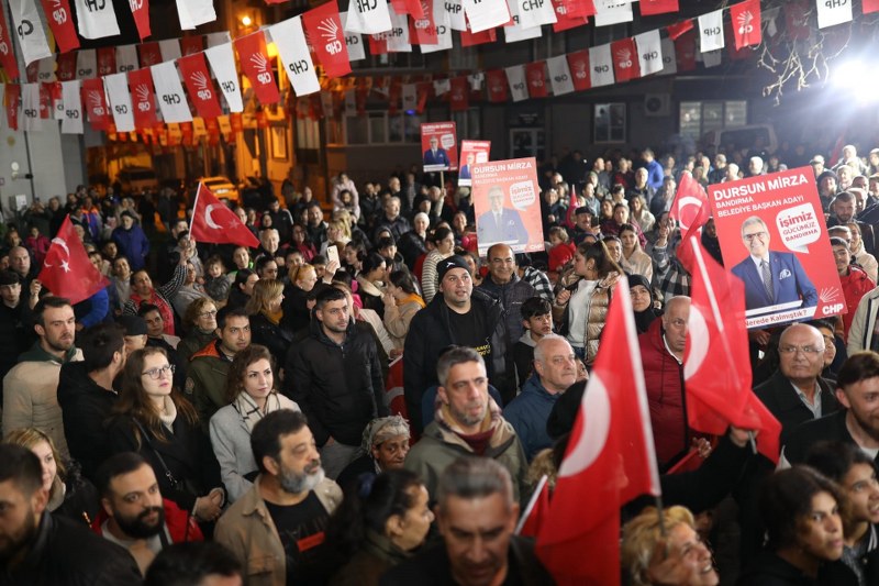 CHP Bandırma Belediye Başkan Adayı Dursun Mirza, Romanların yoğun yaşadığı Paşamescit Mahallesi’nde gövde gösterisi yaptı. Mahallelinin yoğun ilgisi nedeniyle miting alanına zorlukla ulaşan Mirza, “Siz beni seviyorsunuz biliyorum ama beni sizi daha çok seviyorum” diye seslendi.