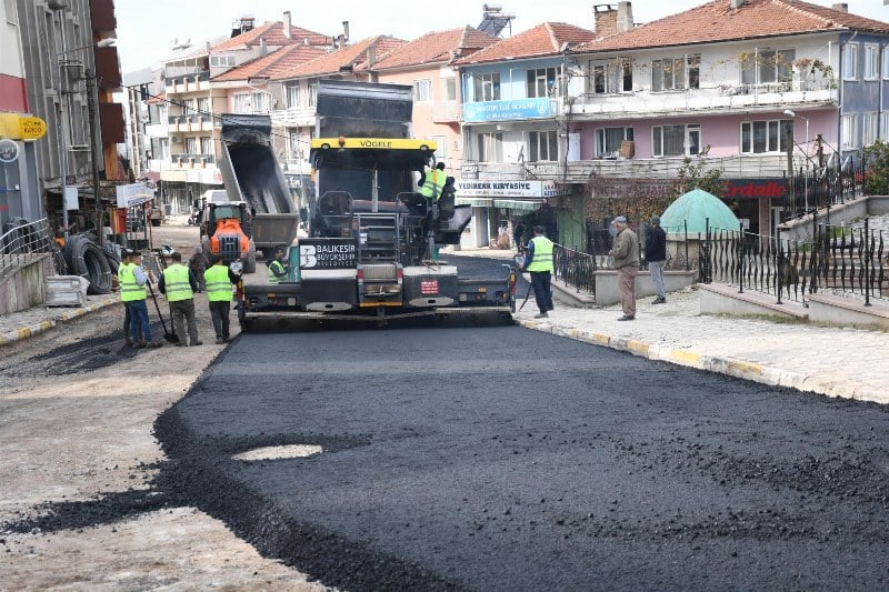Balıkesir Büyükşehir Belediye Başkanı Yücel Yılmaz, göreve geldiği günden bu yana şehrin ulaşım altyapısını güçlendirmek ve konforunu artırmak için büyük bir asfalt hamlesine liderlik ediyor.