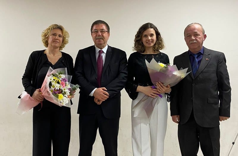 Veli Akademisi programı Balıkesir Valisi İsmail Ustaoğlu'nun da katıldığı çevrimiçi program ile gerçekleştirildi. İl genelinde online olarak 28 okulda gerçekleştirilen programa Susurluk'ta Beşeylül İlkokulu ve Zübeyde Hanım Anaokulunda gerçekleştirildi.