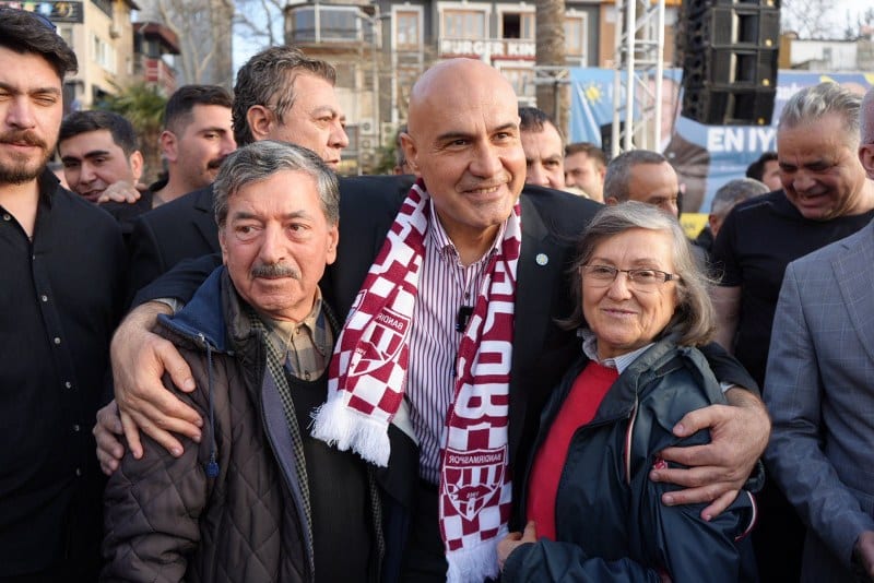 İYİ Parti Balıkesir Milletvekili ve Balıkesir Büyükşehir Belediye Başkan Adayı Op. Dr. Turhan Çömez, Gönen'deki aday tanıtım toplantısı ve halk buluşmasının ardından Bandırma'da seçim çalışmalarına katıldı. Çömez, Bandırmalılarla buluştu ve projelerini anlattı.