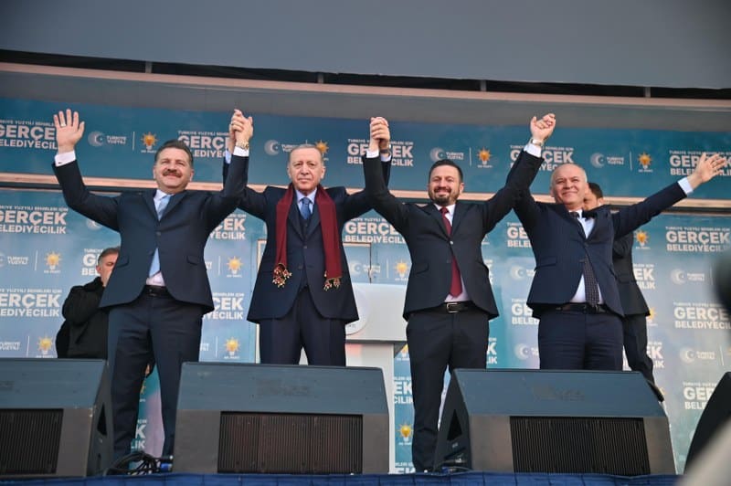 Cumhurbaşkanı ve AK Parti Genel Başkanı Recep Tayyip Erdoğan, Balıkesir Kuva-yı Milliye Meydanı’nda düzenlenen mitingde binlere hitap etti, Büyükşehir Belediye Başkanı Yücel Yılmaz’ın ve 20 ilçe belediye başkan adayının elini havaya kaldırdı ve “Balıkesir’in Türkiye Yüzyılı’na destek vereceğine inanıyorum” dedi.
