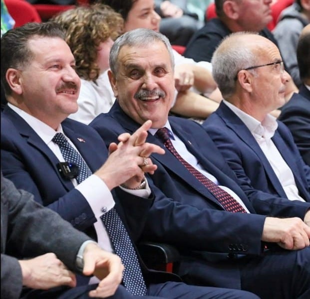 "Şehrimizin her noktasında bu şehre dair hayallerimizi, hedeflerimizi anlatmaya devam ediyoruz. Bandırma sevdamız için dur durak bilmeyeceğiz" diyerek, Bandırma’nın her köşesinde vatandaşlarla bir araya gelen Cumhur İttifakı Bandırma Belediye Başkan Adayı Cemal Öztaylan, ilçenin geleceği için yaptığı yatırımlar ve çalışmalarından dolayı Başkan Yücel Yılmaz'a teşekkürlerini ileterek, şehrin gelişimine katkıda bulunmak için kararlılıkla çalışacaklarını ifade etti.