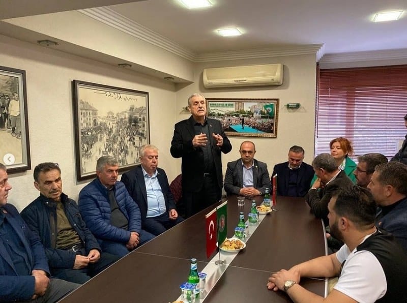 "Şehrimizin her noktasında bu şehre dair hayallerimizi, hedeflerimizi anlatmaya devam ediyoruz. Bandırma sevdamız için dur durak bilmeyeceğiz" diyerek, Bandırma’nın her köşesinde vatandaşlarla bir araya gelen Cumhur İttifakı Bandırma Belediye Başkan Adayı Cemal Öztaylan, ilçenin geleceği için yaptığı yatırımlar ve çalışmalarından dolayı Başkan Yücel Yılmaz