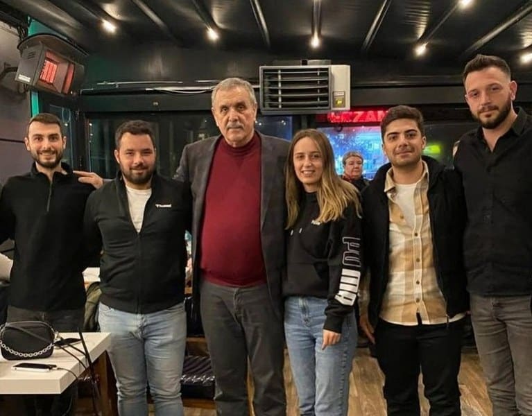 "Şehrimizin her noktasında bu şehre dair hayallerimizi, hedeflerimizi anlatmaya devam ediyoruz. Bandırma sevdamız için dur durak bilmeyeceğiz" diyerek, Bandırma’nın her köşesinde vatandaşlarla bir araya gelen Cumhur İttifakı Bandırma Belediye Başkan Adayı Cemal Öztaylan, ilçenin geleceği için yaptığı yatırımlar ve çalışmalarından dolayı Başkan Yücel Yılmaz