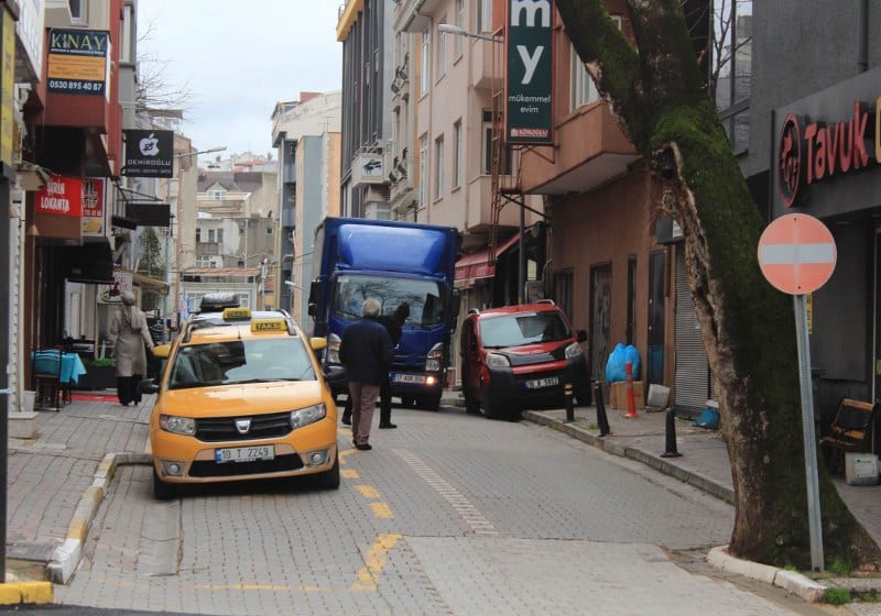 Bandırma'nın merkezinde bulunan ve şehir trafiğinin en yoğun yaşandığı bölgelerden biri olan Evyapan Sokak, sıkça hatalı parklar nedeniyle trafiği kilitlenmiş bir çıkmaz sokak haline geliyor. Dar yapısıyla bilinen Evyapan Sokak, özellikle araç sürücülerinin hatalı parkları sebebiyle zaman zaman tamamen ulaşılamaz hale gelebiliyor.