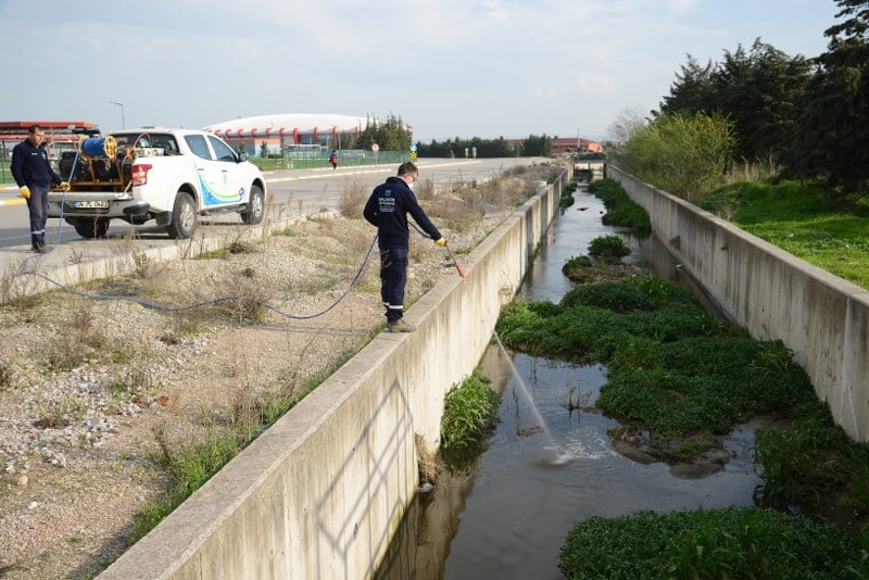 Balıkesir Büyükşehir Belediyesi, çevre ve toplum sağlığını ön planda tutarak Erdek başta olmak üzere 20 ilçede etkili haşere kontrolü sağlamak amacıyla kapsamlı mücadelesini sürdürüyor. "Sağlıklı Gelecek İçin Varız!" anlayışıyla hareket eden Büyükşehir, çevresel sürdürülebilirlik ve toplum sağlığına odaklanarak önemli adımlar atıyor.