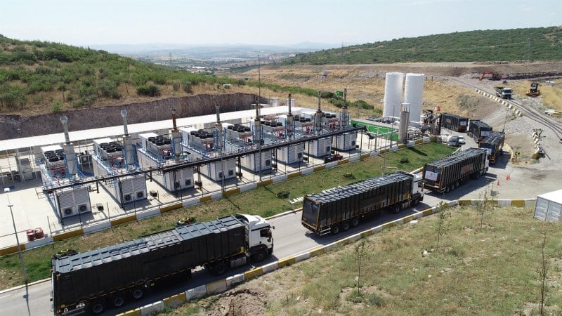 Balıkesir Büyükşehir Belediyesi, Erdek ilçesinde çevre sorunlarına karşı önemli bir adım atarak çevre dostu atık yönetimi uygulamalarını hayata geçirdi. Başkan Yücel Yılmaz’ın liderliğindeki Büyükşehir, vahşi depolama sorununa kalıcı çözümler getirerek ilçenin yaşam kalitesini artırıyor.