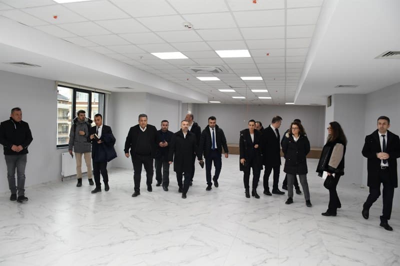 Balıkesir Büyükşehir Belediyesi, Gönen ilçesinin görünümünü değiştirecek, işlevselliği ile öne çıkan yeni hizmet binasını ilçeye kazandırdı ve ilçenin merkezinde yer alan Cumhuriyet Meydanı