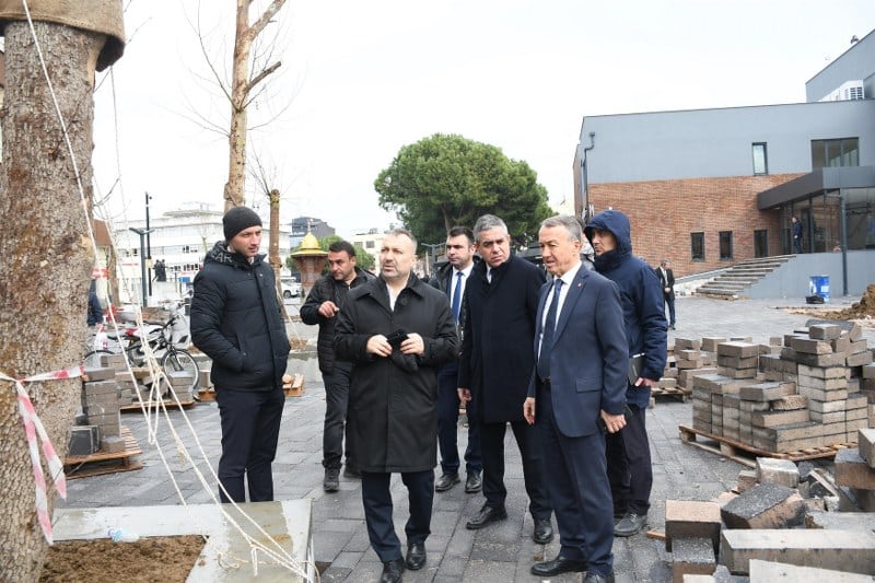Balıkesir Büyükşehir Belediyesi, Gönen ilçesinin görünümünü değiştirecek, işlevselliği ile öne çıkan yeni hizmet binasını ilçeye kazandırdı ve ilçenin merkezinde yer alan Cumhuriyet Meydanı