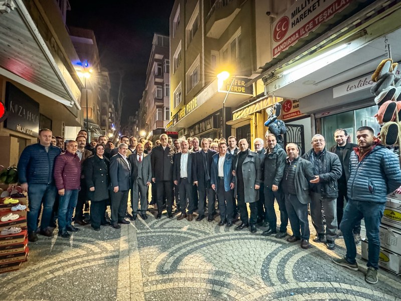 BB; andırma Belediye Başkan Adayı Cemal Öztaylan, Cumhur İttifakı'nın bir parçası olan MHP İlçe Teşkilatını ziyaret etti. MHP Bandırma İlçe Başkanı Bekir Bozdağ, ziyaretin başında şu sözlerle konuştu: "Cumhur İttifakı olarak birlikte yola çıktık ve genel seçimleri başarıyla tamamladık. Şimdi önümüzde 31 Mart seçimleri var. Biz MHP olarak Cumhur İttifakı'na gönülden bağlıyız. Makam ve mevki gözetmeksizin yola çıktık. 15 yıllık süren bu zihniyete ve olmayan düzene birlikte son vereceğiz.";