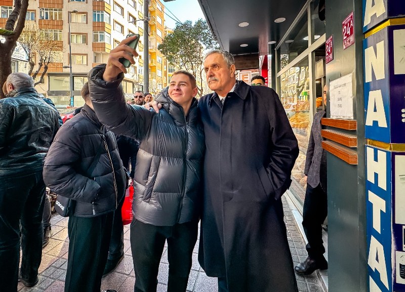 Cumhur İttifakı'nın Bandırma Belediye Başkan Adayı Cemal Öztaylan, "Derdimiz bu şehrin yarınları" diyerek yola revan olduklarını ve en büyük güçlerinin vatandaş olduğunu vurguladı. Bandırma sokaklarında vatandaşlarla buluşan Öztaylan, heyecanlarını ve Bandırmalılar ile olan sözlerini tazelediklerini söyledi.