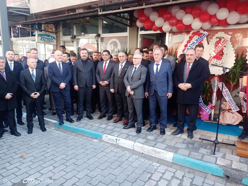 Milliyetçi Hareket Partisi'nin (MHP) Susurluk İlçe Teşkilatı binası gerçekleştirilen törenle açıldı.