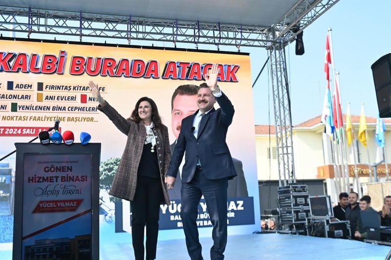 Balıkesir Büyükşehir Belediye Başkanı Yücel Yılmaz, BALMEK, Dijital Gençlik Merkezi, BalBucks, Aile Danışma Merkezi, idari ofisler ve toplantı salonlarıyla bölgenin en fonksiyonel hizmet noktası olarak kompleks şeklinde düzenlenen Gönen Çok Amaçlı Hizmet Binası’nı yüzlerce vatandaşla birlikte açılışını gerçekleştirdi. Açılışta konuşan MHP İl Başkanı Niyazi Tunç, Yücel Yılmaz'ın Balıkesir'i şiir gibi yönettiğini söyledi.