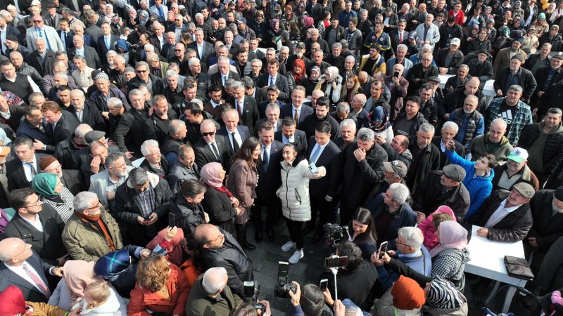 Balıkesir Büyükşehir Belediye Başkanı Yücel Yılmaz, BALMEK, Dijital Gençlik Merkezi, BalBucks, Aile Danışma Merkezi, idari ofisler ve toplantı salonlarıyla bölgenin en fonksiyonel hizmet noktası olarak kompleks şeklinde düzenlenen Gönen Çok Amaçlı Hizmet Binası’nı yüzlerce vatandaşla birlikte açılışını gerçekleştirdi. Açılışta konuşan MHP İl Başkanı Niyazi Tunç, Yücel Yılmaz