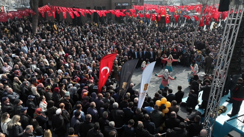 Balıkesir Büyükşehir Belediye Başkanı Yücel Yılmaz, BALMEK, Dijital Gençlik Merkezi, BalBucks, Aile Danışma Merkezi, idari ofisler ve toplantı salonlarıyla bölgenin en fonksiyonel hizmet noktası olarak kompleks şeklinde düzenlenen Gönen Çok Amaçlı Hizmet Binası’nı yüzlerce vatandaşla birlikte açılışını gerçekleştirdi. Açılışta konuşan MHP İl Başkanı Niyazi Tunç, Yücel Yılmaz