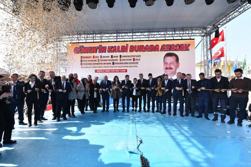 Balıkesir Büyükşehir Belediye Başkanı Yücel Yılmaz, BALMEK, Dijital Gençlik Merkezi, BalBucks, Aile Danışma Merkezi, idari ofisler ve toplantı salonlarıyla bölgenin en fonksiyonel hizmet noktası olarak kompleks şeklinde düzenlenen Gönen Çok Amaçlı Hizmet Binası’nı yüzlerce vatandaşla birlikte açılışını gerçekleştirdi. Açılışta konuşan MHP İl Başkanı Niyazi Tunç, Yücel Yılmaz