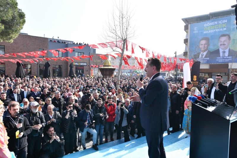 Balıkesir Büyükşehir Belediye Başkanı Yücel Yılmaz, BALMEK, Dijital Gençlik Merkezi, BalBucks, Aile Danışma Merkezi, idari ofisler ve toplantı salonlarıyla bölgenin en fonksiyonel hizmet noktası olarak kompleks şeklinde düzenlenen Gönen Çok Amaçlı Hizmet Binası’nı yüzlerce vatandaşla birlikte açılışını gerçekleştirdi. Açılışta konuşan MHP İl Başkanı Niyazi Tunç, Yücel Yılmaz